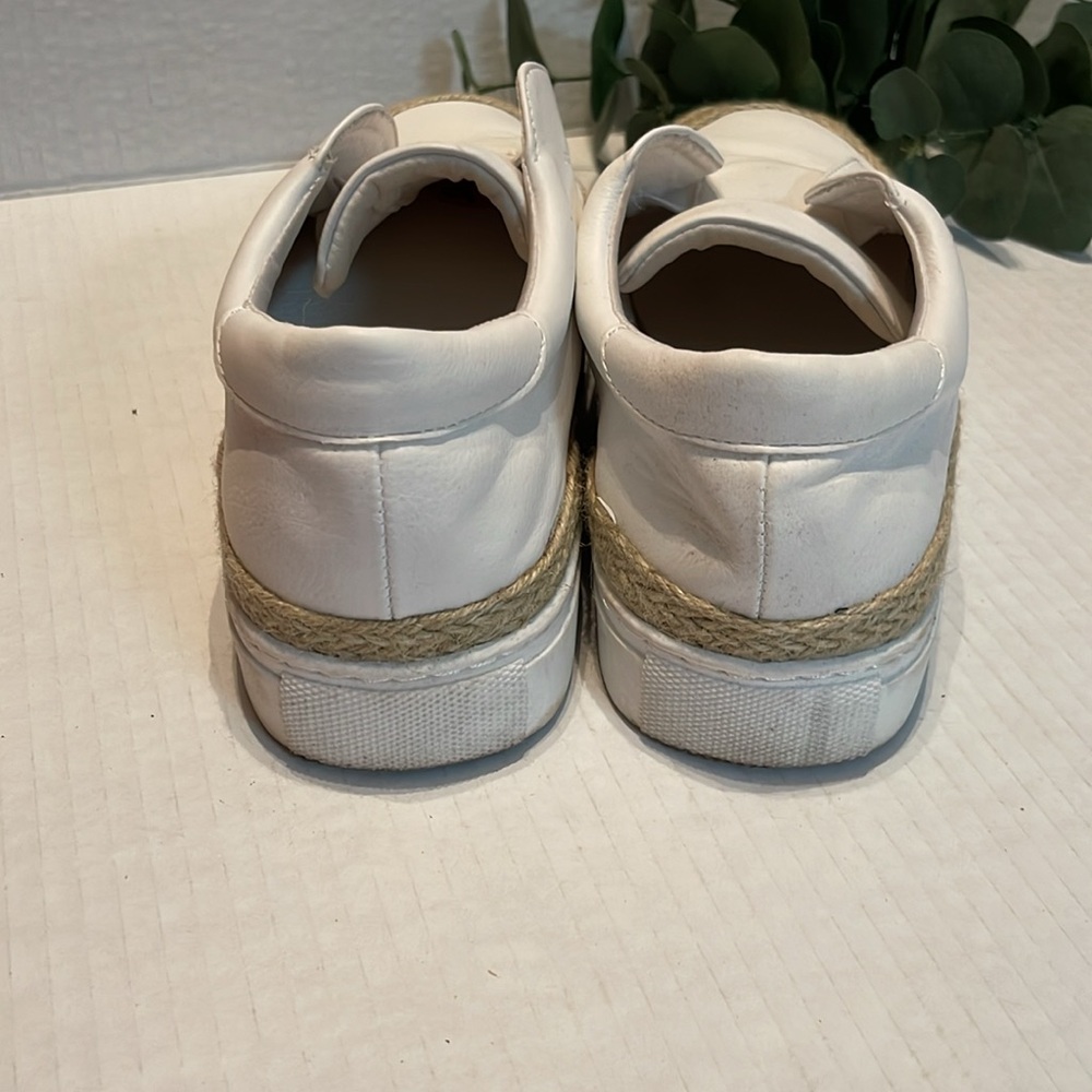 Ladies cute and trendy leather slid ons - Picture 2 of 3